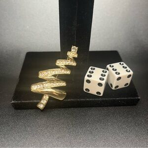 Monet vintage zig zag Gold Tone
Christmas Tree Brooch with
Rhinestones